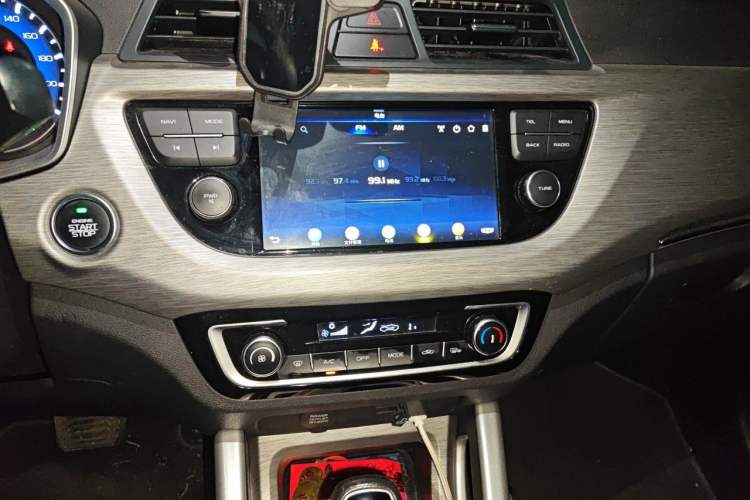 Used Geely Auto Vision X3 2019 Upgraded Model 1.5L CVT Elite Version Audio And AC Panel