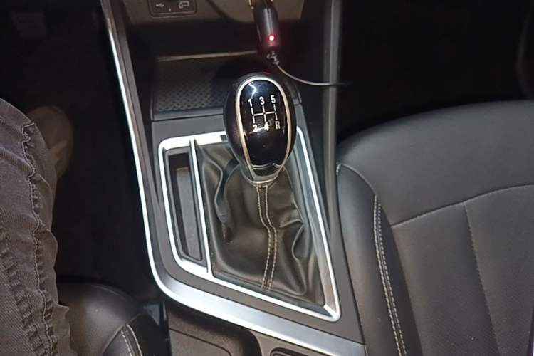 Used Geely Auto Vision X3 2019 Upgraded Model 1.5L Manual Elite Version Gear Lever