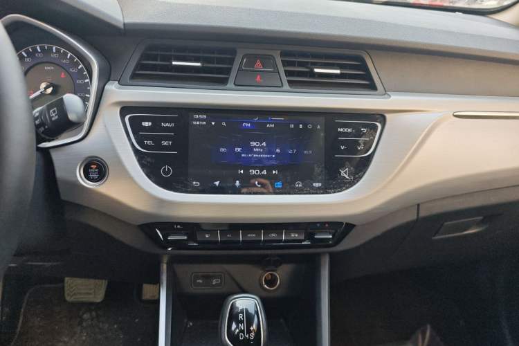 Used Geely Auto Vision X3 2019 Upgraded Model 1.5L CVT Prestige Version Audio And AC Panel