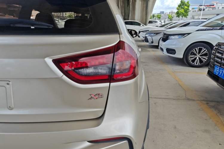Used Geely Auto Vision X3 2019 Upgraded Model 1.5L CVT Prestige Version Exterior 3