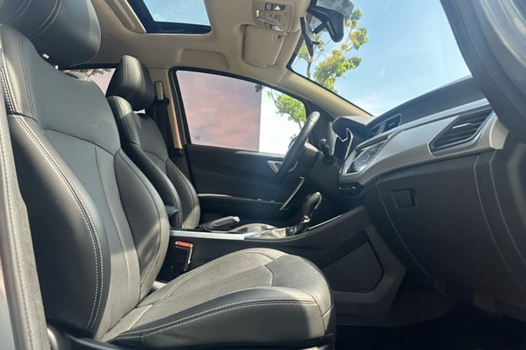 Used Geely Auto Vision X3 2019 Upgraded Model 1.5L CVT Prestige Version Interior 4