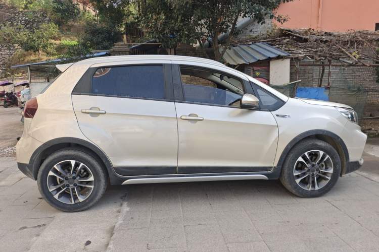 Used Geely Auto Vision X3 2019 Upgraded Model 1.5L CVT Prestige Version Left Side