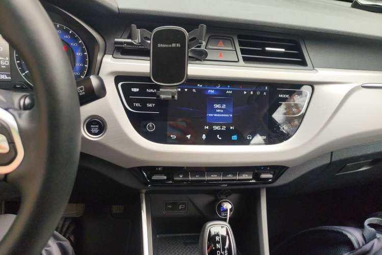 Used Geely Auto Vision X3 2019 Upgraded Model 1.5L CVT Prestige Version Audio And AC Panel