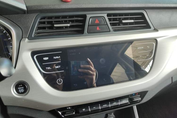 Used Geely Auto Vision X3 2019 Upgraded Model 1.5L CVT Prestige Version Audio And AC Panel