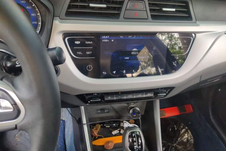 Used Geely Auto Vision X3 2019 Upgraded Model 1.5L CVT Prestige Version Audio And AC Panel