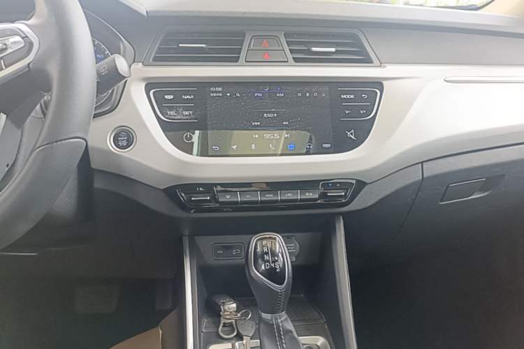 Used Geely Auto Vision X3 2019 Upgraded Model 1.5L CVT Prestige Version Audio And AC Panel