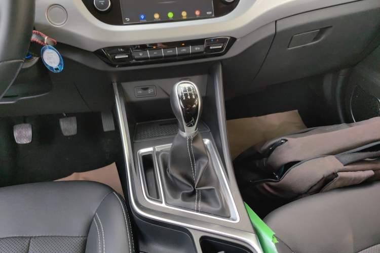 Used Geely Auto Vision X3 2019 Upgraded Model 1.5L Manual Elite Version Gear Lever