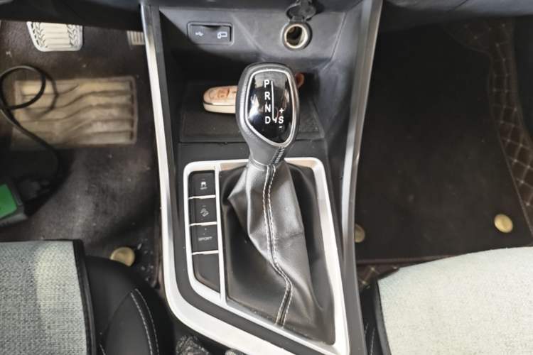 Used Geely Auto Vision X3 2019 Upgraded Model 1.5L CVT Elite Version Gear Lever