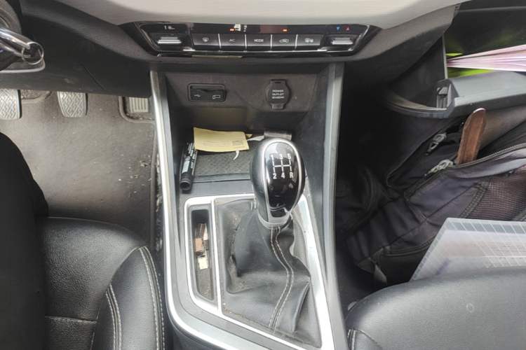 Used Geely Auto Vision X3 2019 Upgraded Model 1.5L Manual Elite Version Gear Lever