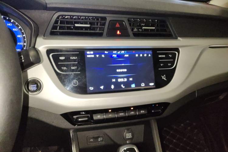 Used Geely Auto Vision X3 2019 Upgraded Model 1.5L CVT Prestige Version Audio And AC Panel
