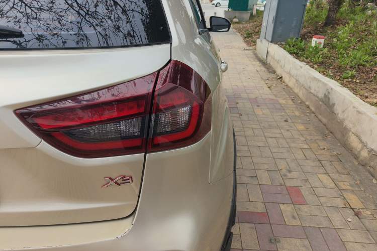 Used Geely Auto Vision X3 2019 Upgraded Model 1.5L CVT Prestige Version Exterior 3