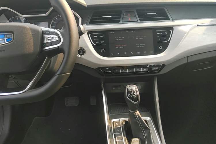 Used Geely Auto Vision X3 2019 Upgraded Model 1.5L CVT Prestige Version Audio And AC Panel
