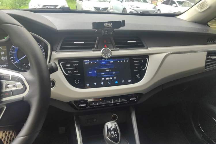 Used Geely Auto Vision X3 2019 Upgraded Model 1.5L CVT Prestige Version Audio And AC Panel
