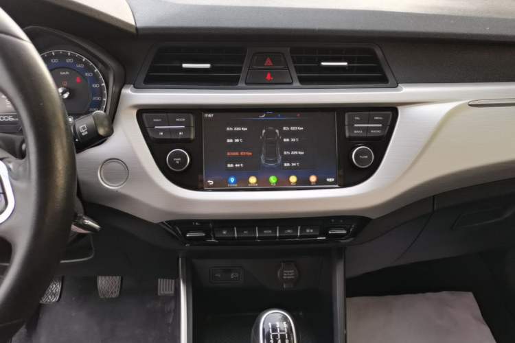 Used Geely Auto Vision X3 2019 Upgraded Model 1.5L Manual Elite Version Audio And AC Panel