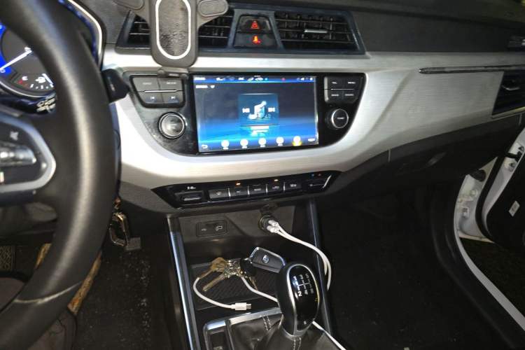 Used Geely Auto Vision X3 2019 Upgraded Model 1.5L Manual Luxury Version Audio And AC Panel