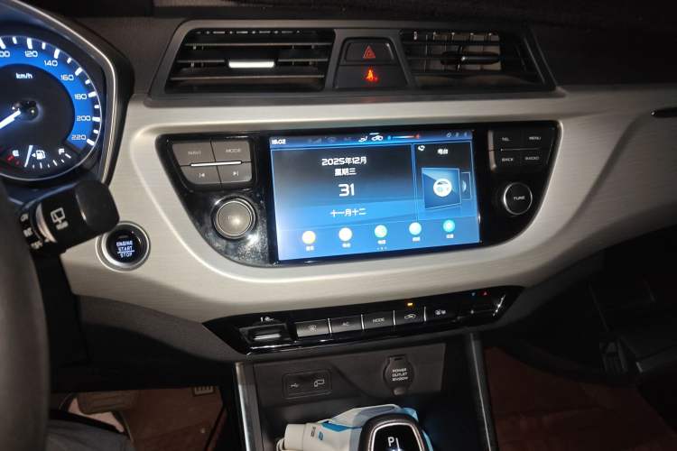 Used Geely Auto Vision X3 2019 Upgraded Model 1.5L CVT Elite Version Audio And AC Panel
