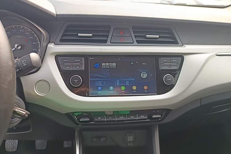 Used Geely Auto Vision X3 2019 Upgraded Model 1.5L Manual Luxury Version Audio And AC Panel