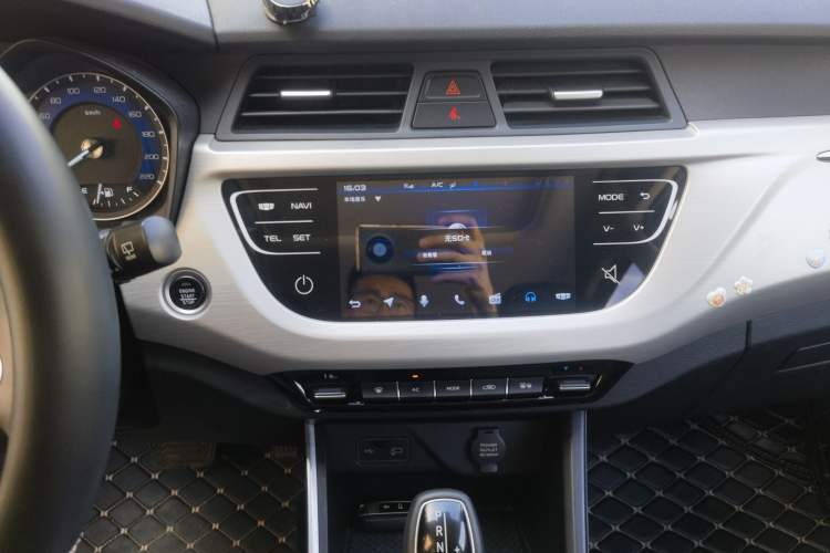 Used Geely Auto Vision X3 2019 Upgraded Model 1.5L CVT Prestige Version Audio And AC Panel