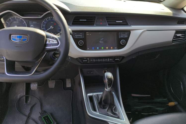 Used Geely Auto Vision X3 2019 Upgraded Model 1.5L Manual Luxury Version Audio And AC Panel