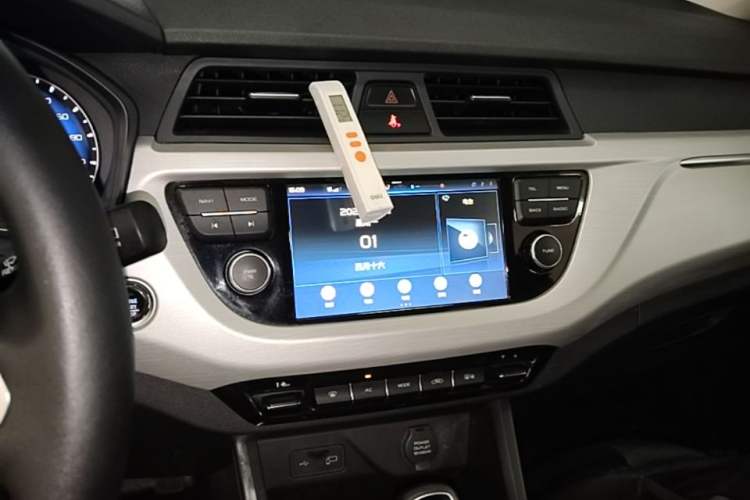 Used Geely Auto Vision X3 2019 Upgraded Model 1.5L CVT Elite Version Audio And AC Panel