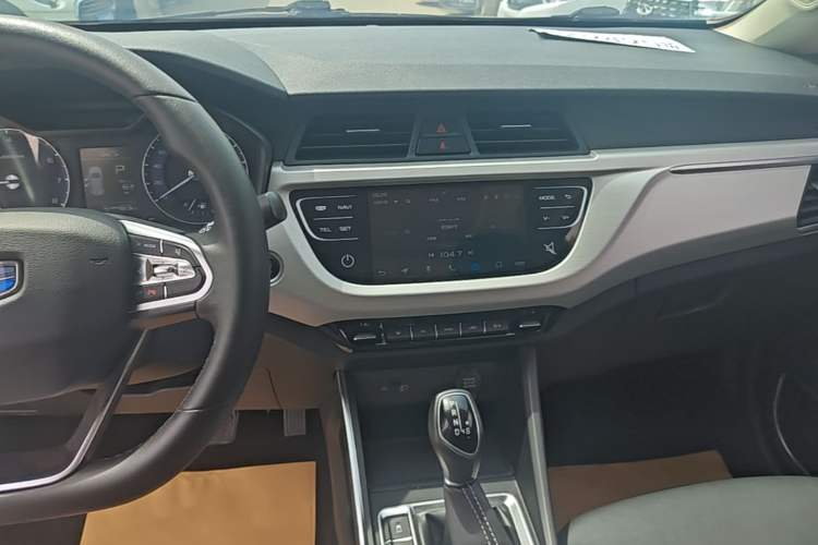 Used Geely Auto Vision X3 2019 Upgraded Model 1.5L CVT Prestige Version Audio And AC Panel