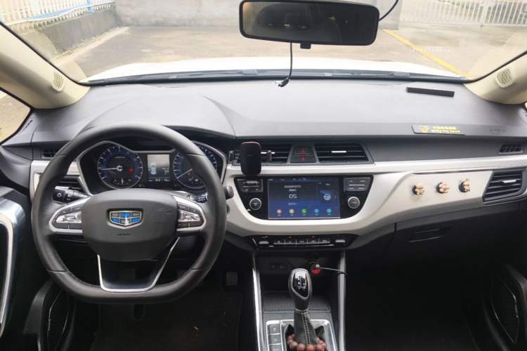 Used Geely Auto Vision X3 2019 Upgraded Model 1.5L CVT Elite Version Center Console