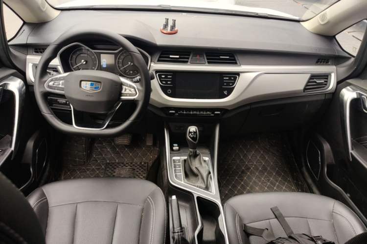 Used Geely Auto Vision X3 2019 Upgraded Model 1.5L CVT Prestige Version Center Console