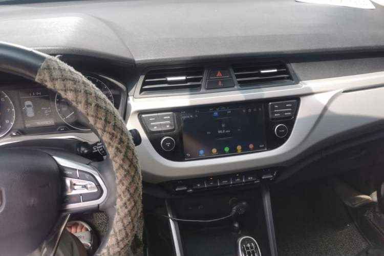 Used Geely Auto Vision X3 2019 Upgraded Model 1.5L Manual Elite Version Center Console