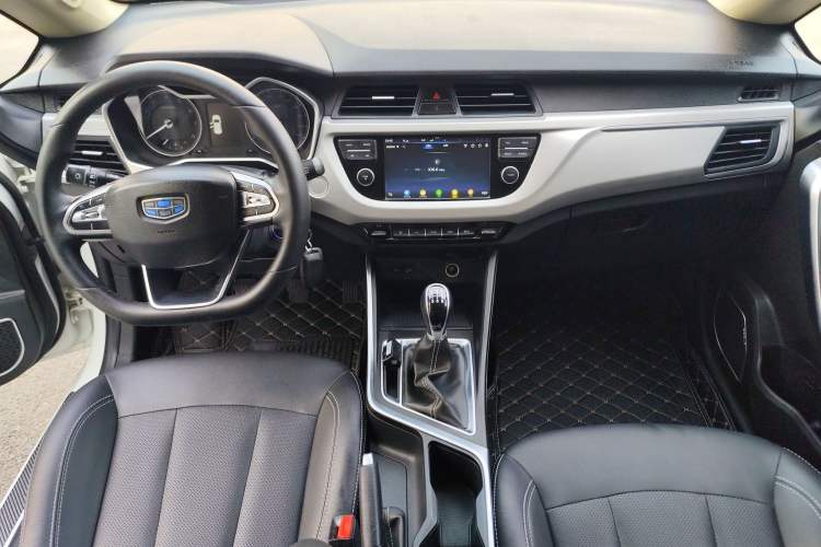 Used Geely Auto Vision X3 2019 Upgraded Model 1.5L Manual Elite Version Center Console