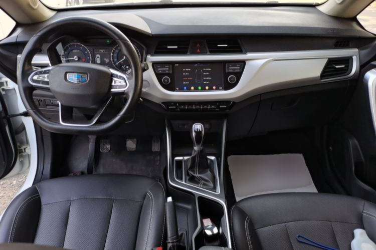 Used Geely Auto Vision X3 2019 Upgraded Model 1.5L Manual Elite Version Center Console
