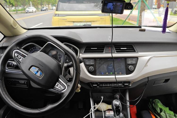 Used Geely Auto Vision X3 2019 Upgraded Model 1.5L Manual Elite Version Center Console