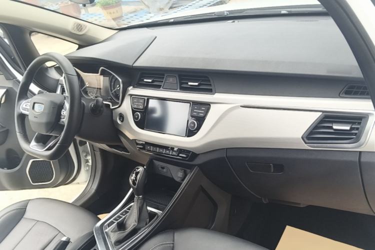 Used Geely Auto Vision X3 2019 Upgraded Model 1.5L CVT Elite Version Center Console