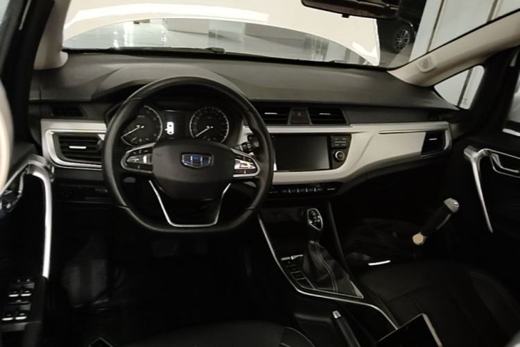 Used Geely Auto Vision X3 2019 Upgraded Model 1.5L CVT Elite Version Center Console