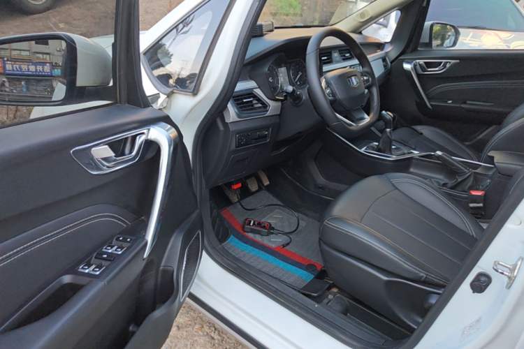 Used Geely Auto Vision X3 2019 Upgraded Model 1.5L Manual Elite Version Driver Seat