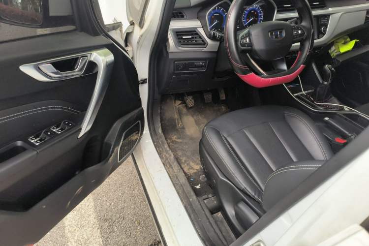 Used Geely Auto Vision X3 2019 Upgraded Model 1.5L Manual Elite Version Driver Seat