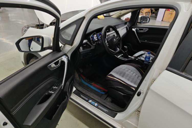 Used Geely Auto Vision X3 2019 Upgraded Model 1.5L Manual Elite Version Driver Seat