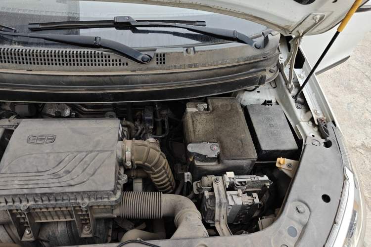 Used Geely Auto Vision X3 2019 Upgraded Model 1.5L CVT Prestige Version Engine Bay Left