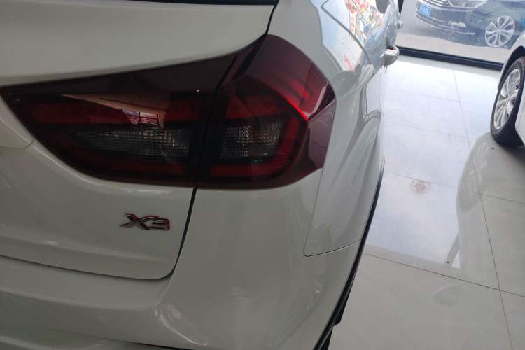 Used Geely Auto Vision X3 2019 Upgraded Model 1.5L CVT Prestige Version Exterior 3