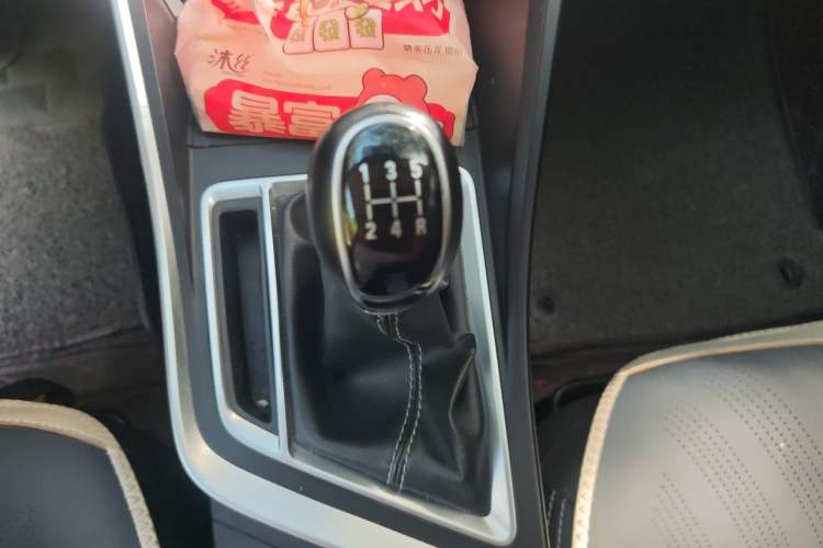 Used Geely Auto Vision X3 2019 Upgraded Model 1.5L Manual Elite Version Gear Lever