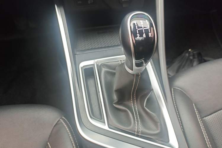 Used Geely Auto Vision X3 2019 Upgraded Model 1.5L Manual Luxury Version Gear Lever