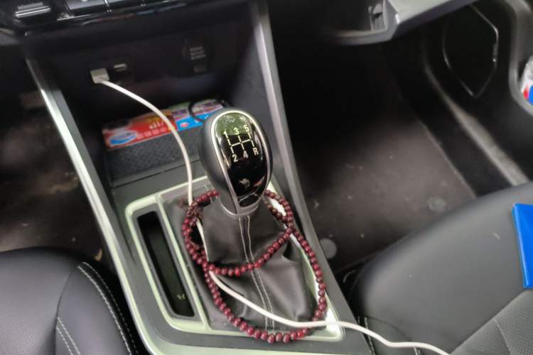 Used Geely Auto Vision X3 2019 Upgraded Model 1.5L Manual Elite Version Gear Lever