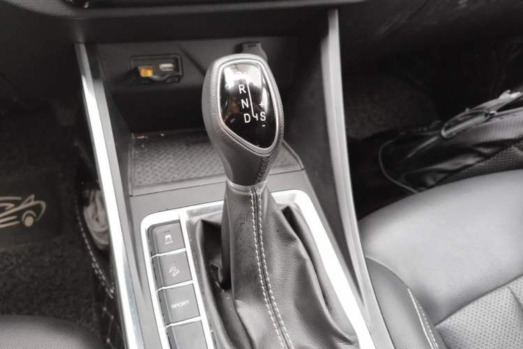 Used Geely Auto Vision X3 2019 Upgraded Model 1.5L CVT Prestige Version Gear Lever