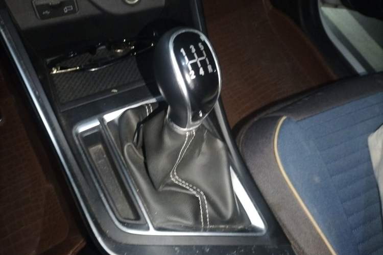 Used Geely Auto Vision X3 2019 Upgraded Model 1.5L Manual Elite Version Gear Lever