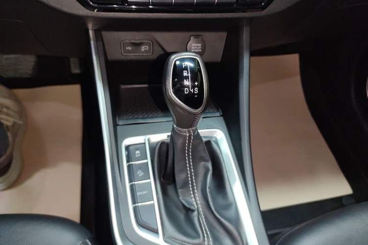 Used Geely Auto Vision X3 2019 Upgraded Model 1.5L CVT Elite Version Gear Lever