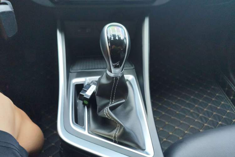 Used Geely Auto Vision X3 2019 Upgraded Model 1.5L Manual Elite Version Gear Lever