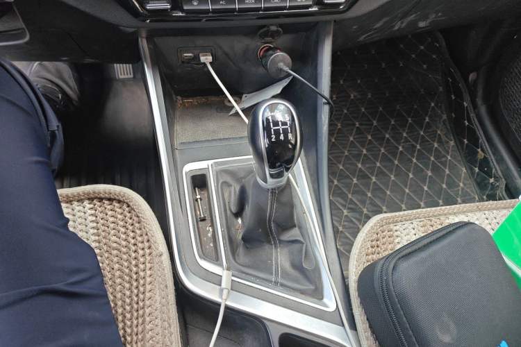 Used Geely Auto Vision X3 2019 Upgraded Model 1.5L Manual Elite Version Gear Lever