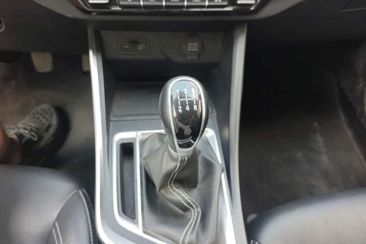 Used Geely Auto Vision X3 2019 Upgraded Model 1.5L Manual Luxury Version Gear Lever