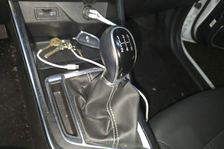 Used Geely Auto Vision X3 2019 Upgraded Model 1.5L Manual Luxury Version Gear Lever