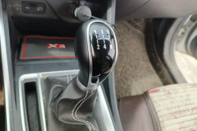 Used Geely Auto Vision X3 2019 Upgraded Model 1.5L Manual Elite Version Gear Lever