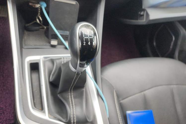 Used Geely Auto Vision X3 2019 Upgraded Model 1.5L Manual Elite Version Gear Lever
